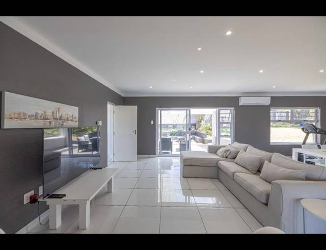 3 BEDROOM HOUSE FOR SALE IN OATLANDS NORTH